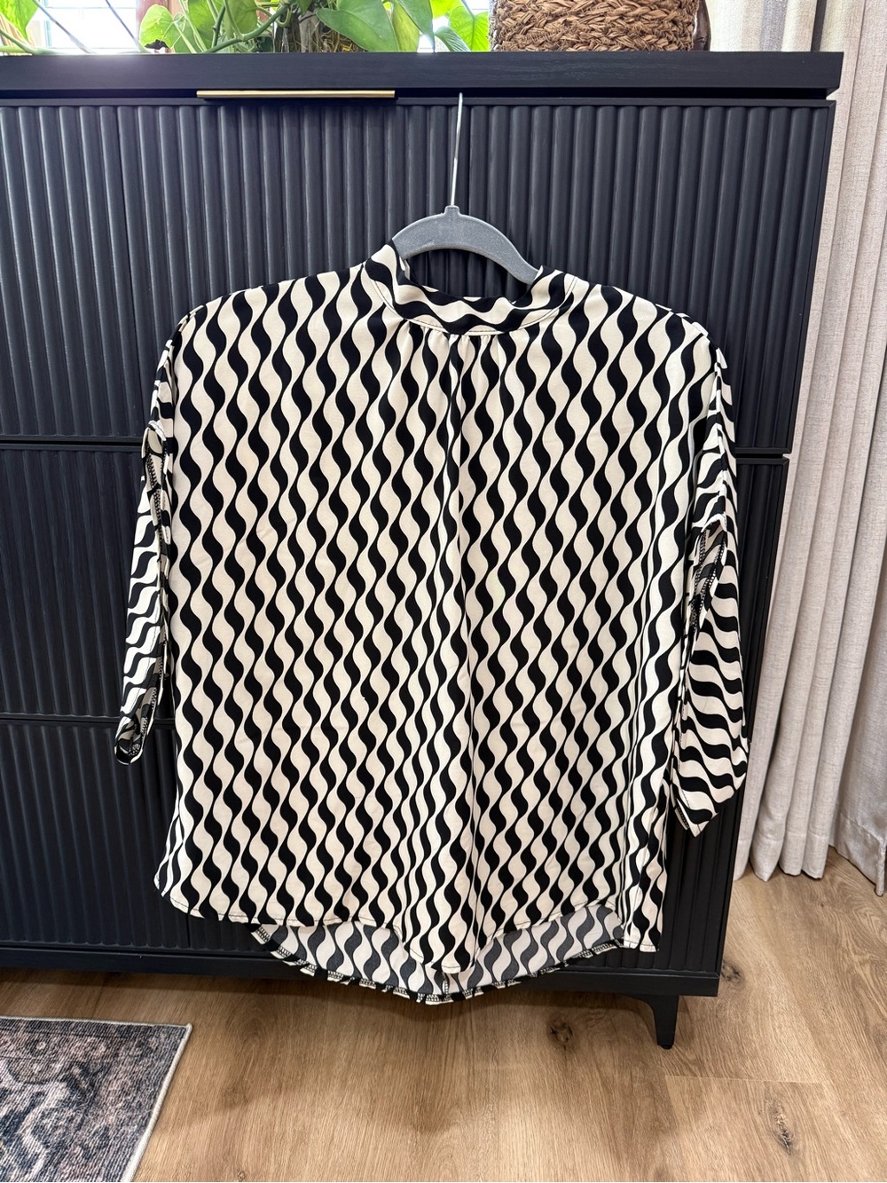 Black & Cream Retro Print Tie-Neck Blouse – Small